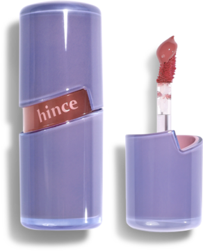 Żelowy tint Hince w liliowym opakowaniu, zamknięty i otwarty z aplikatorem z różowym odcieniem, naturalny połysk.