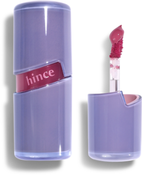 Hince żelowy tint do ust o naturalnym połysku w fioletowym opakowaniu, otwarty z aplikatorem. Widok z przodu.