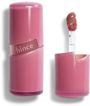 Żelowy tint Hince o naturalnym blasku, w różowej buteleczce, obok aplikator z produktem.
