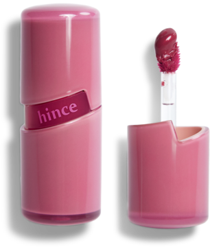 Hince różowy tint do ust w satynowym opakowaniu. Widok zamkniętej tubki i otwartego aplikatora z jagodowym odcieniem.
