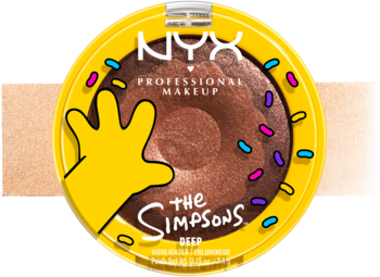 Zbliżenie na kremowy rozświetlacz NYX The Simpsons Glazed Over, okrągły, żółty z pączkiem i dłonią Homera.