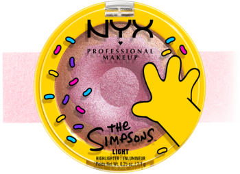 Kremowy rozświetlacz NYX The Simpsons w żółtej puderniczce z grafiką pączka i dłoni Homera.