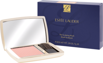 Estée Lauder różowy róż do policzków w otwartej beżowej puderniczce z lustrem, obok granatowe pudełko.