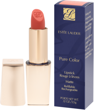 Otwarta szminka Estée Lauder Pure Color Matte w kolorze koralowym, w złotej tubce, obok granatowego pudełka.