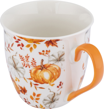Kubek ceramiczny z jesiennym wzorem dyń i liści, białe tło, pomarańczowy uchwyt, widok z przodu pod kątem.