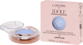 Błyszczący błękitny cień do powiek Lancôme Idôle Goddess Dimension 10 Lunar Glow w otwartym kompakcie, z różowym pudełkiem za nim.