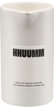 Biała świeca do masażu Pleasure HHUUMM róża, malina, drzewo sandałowe, z czarnym napisem, widok z przodu.