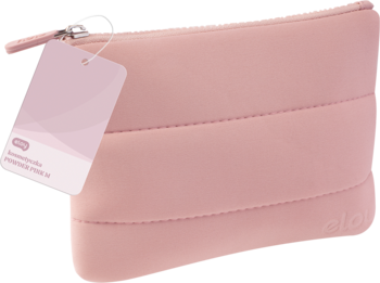 Pikowana kosmetyczka Powder Pink M z zamkiem, widok z przodu pod kątem, z metką na suwaku.