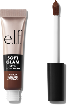 e.l.f. Soft Glam Satin Concealer Rich Warm w beżowej tubce, obok aplikator z ciemnym korektorem.