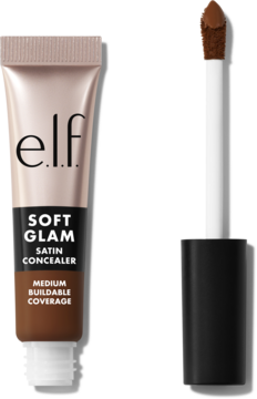 e.l.f. Soft Glam Satin Concealer Deep Warm, brązowa tubka i aplikator z brązową końcówką na pastelowym tle.