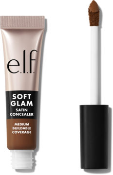 e.l.f. Soft Glam Satin Concealer Deep Neutral w brązowej tubce obok aplikatora z ciemnym korektorem, satynowe wykończenie.