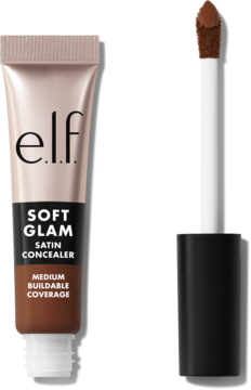 e.l.f. Soft Glam Satin Concealer w brązowej tubce z napisem Medium Buildable Coverage i obok aplikator.