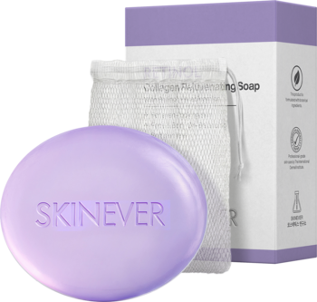 Fioletowe mydło SKINEVER 3A Retinol Collagen Brightening Soap, owalne, obok białe pudełko i woreczek, ułożone pod kątem.