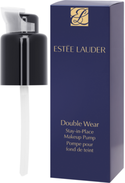 Czarny aplikator pompki Estée Lauder Double Wear do podkładu, obok ciemnoniebieskiego opakowania z logo.
