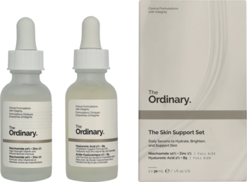 Zestaw The Ordinary Skin Support Set: dwie butelki z pipetą i pudełko z serum Niacinamide i Hyaluronic Acid.