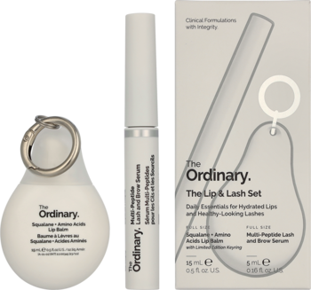 Zestaw The Ordinary Lip & Lash: balsam w białym, gruszkowym opakowaniu z brelokiem, serum do rzęs i pudełko zestawu.