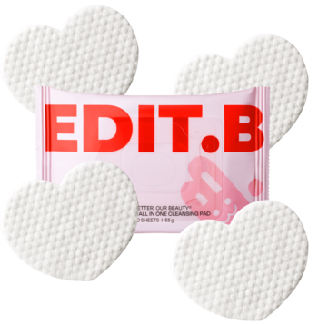 EDIT.B Joyfull Heart: różowa saszetka oraz cztery białe, sercowate, teksturowane płatki do demakijażu.