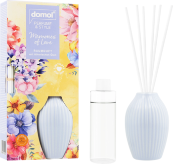 Domol Perfume & Style dyfuzor zapachowy. Biała ryflowana waza, patyczki i płyn obok kwiatowego pudełka.