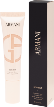 Beżowy podkład ARMANI SKIN TINT w tubce i ciemnym pudełku L2, widok z przodu na białym tle.