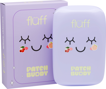 Pastelowo fioletowe etui Fluff Patch Buddy na plastry z buźką i owocami, widok z przodu, obok pudełka.
