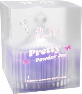 Fioletowy, ryflowany słoik na puder "fluff" w przezroczystym pudełku z napisem "Pretty Powder Jar", widok z przodu.