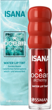 Isana Ocean Alchemy Water Lip Tint 'Dunkle Beere' w butelce z czerwonym korkiem, obok błękitne pudełko z falistym tłem.