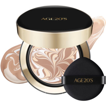 AGE 20's Essence Cover Pact: otwarty, złoto-czarny kompakt z marmurkowym podkładem i czarną gąbeczką obok.