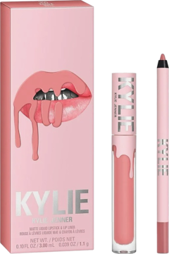 Zestaw Kylie Jenner: różowe pudełko z ustami, matowa płynna pomadka i konturówka w jasnym, brzoskwiniowym różu.