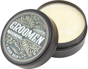 Otwarty balsam do brody GROOMEN ORIGINAL EARTH w ciemnoszarej metalowej puszce z kremową zawartością, widok ukośny.