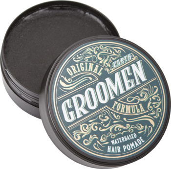 Groomen EARTH Waterbased Hair Pomade, otwarta czarna puszka z ciemną zawartością i retro etykietą, widok z góry.