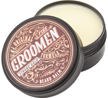 Otwarta okrągła puszka GROOMEN Strong Hold Beard Balm, beżowy balsam, widok z góry na ciemnym wieczku.