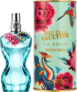 Jean Paul Gaultier La Belle Paradise Garden: błękitna butelka z kwiatami, obok zielonego pudełka z pawiem i kwiatami.
