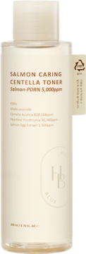 Tonik do twarzy Salmon Caring Centella Toner z Salmon-PDRN 5,000ppm, przezroczysta butelka, ujęcie z przodu.