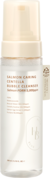 Pianka do mycia twarzy SALMON CARING CENTELLA BUBBLE CLEANSER w przezroczystej butelce z beżową pompką, widok z przodu.