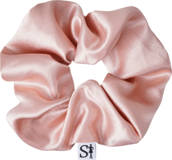 Jasnoróżowa satynowa scrunchie LILU, błyszcząca tekstura z metką Sister Young, widok z przodu.