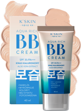 K'SKIN Aqua Rich BB Cream SPF35/PA+++, tubka i pudełko na tle rozmazanego kremu. Z kwasem hialuronowym i aloesem.