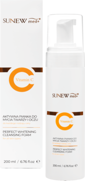 SUNEW med+ Vitamin C Perfect Whitening Cleansing Foam: biała butelka z pompką i pudełko obok, 200ml.