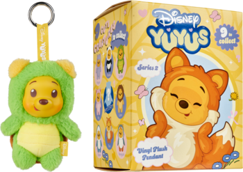 Pluszowy brelok Disney YuYus Kubuś Puchatek w zielonym stroju, obok pudełko z lisem, Series 2.