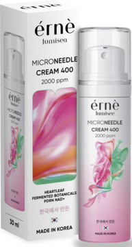 ÉRNÈ Lumisea Microneedle Cream 400, biała butelka z pompką i pudełko z różowo-pomarańczowym wzorem, widok z przodu.