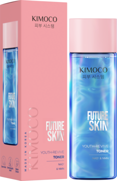 KIMOCO FUTURE SKIN YOUTH-REVIVE TONER z NAD+ i argininą, perłowy niebieski płyn w butelce, obok różowego pudełka.