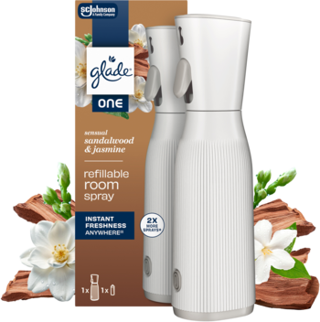 Glade One uzupełnialny odświeżacz powietrza o zapachu bursztynowego sandału i jaśminu. Dwa białe urządzenia, pudełko.