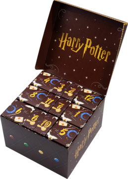 Otwarty brązowy kalendarz adwentowy Harry Potter z logo. Wewnątrz 12 numerowanych pakietów. Widok z góry pod kątem.