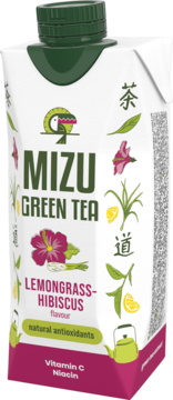 Mizu Green Tea Lemongrass-Hibiscus w białym kartonie, zielona nakrętka, widok z przodu pod kątem, z hibiskusem.