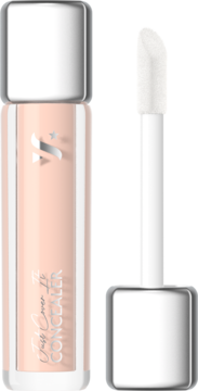Beżowy korektor Just Cover It Concealer w podłużnej butelce ze srebrną nakrętką. Obok biały aplikator.
