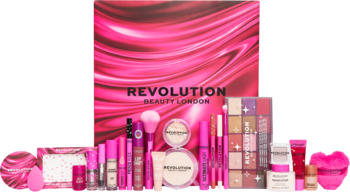 Zestaw do makijażu Revolution Beauty London: różowe pudełko, liczne kosmetyki, pędzle i akcesoria.