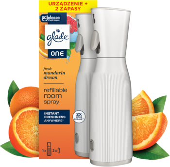 Zestaw Glade One Fresh Mandarin Dream: dwa białe automatyczne odświeżacze powietrza z żółtym opakowaniem i mandarynkami.