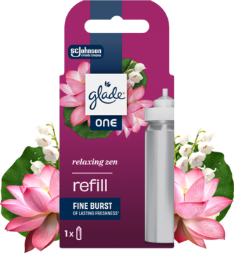 Glade One refill w fioletowo-różowym opakowaniu, z kwiatami lotosu i konwalii, zapach relaxing zen, widok z przodu.