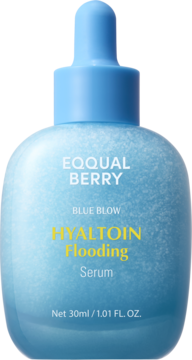 EQQUAL BERRY HYALTOIN Flooding Serum w błękitnej, połyskującej butelce z zakraplaczem, widok z przodu.
