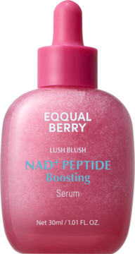 EQQUAL BERRY NAD+ PEPTIDE Boosting Serum 30ml w różowej butelce z mieniącym płynem i zakraplaczem, widok z przodu.