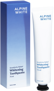 Alpine White Whitening Toothpaste Sensitivity Relief, biała tubka i niebieskie opakowanie z błękitnym napisem, ujęcie pod kątem.